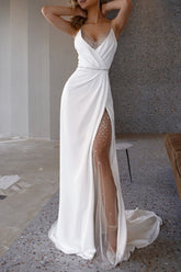 Elegante vestido de noche con escote en V y abertura sólida